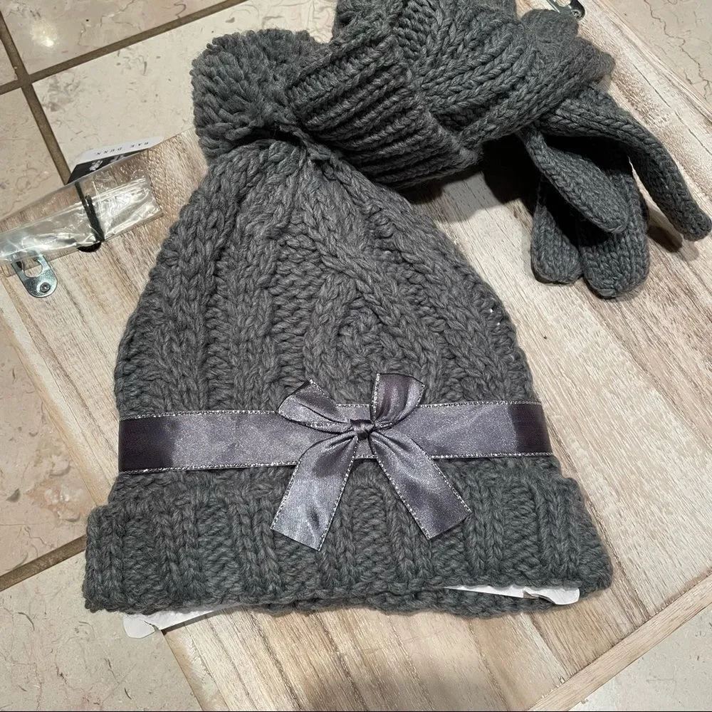 NWT West Loop Grey Beanie Pom Pom Hat & Gloves Gift Winter Set Cozy,Soft,Beautif